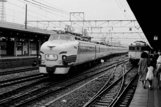 東芝レビュー 1982年5月号 特集　電気鉄道 電気機関車EX Vol.12の気になる特集1】 [東芝府中の機関車製造を